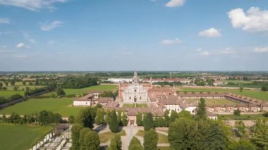 Certosa di Pavia 'nın güneşli bir günde, ondördüncü yüzyılın sonlarında inşa edilen saraylar ve manastır manastırı ve İtalya' nın Pavia, Lombardia eyaletindeki mabedi.