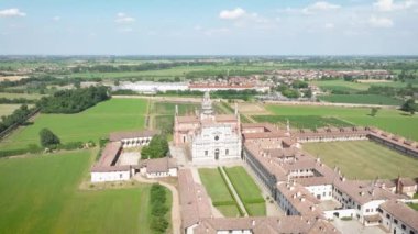 Certosa di Pavia 'nın güneşli günlerdeki hava manzarası, ondördüncü yüzyılın sonlarında inşa edilmiş, Pavia, Lombardia, İtalya' daki manastır ve manastır manastırı.
