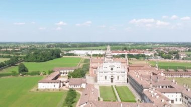 Certosa di Pavia 'nın güneşli günlerdeki hava manzarası, ondördüncü yüzyılın sonlarında inşa edilmiş, Pavia, Lombardia, İtalya' daki manastır ve manastır manastırı.