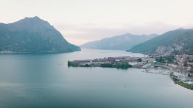 Sabah Iseo Gölü 'nün havadan görünüşü sağda göl boyunca uzanan aşk şehri, Bergamo İtalya..