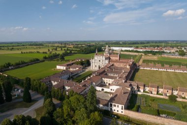 Certosa di Pavia 'nın güneşli günlerdeki hava manzarası, ondördüncü yüzyılın sonlarında inşa edilmiş, Pavia, Lombardia, İtalya' daki manastır ve manastır manastırı.