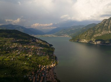 Güneşli bir günde Iseo Gölü 'nün ve dağların havadan görünüşü. Bergamo, Lombardy, İtalya.