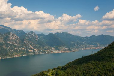 Iseo Gölü 'ndeki panorama ve güneşli bir günde etraftaki dağlar. Bergamo, Lombardy, İtalya.