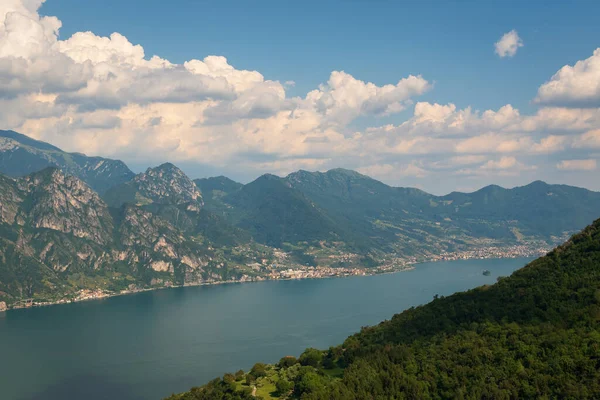 Iseo Gölü 'ndeki panorama ve güneşli bir günde etraftaki dağlar. Bergamo, Lombardy, İtalya.