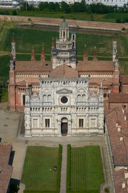 Certosa di Pavia 'nın güneşli günlerdeki hava manzarası, ondördüncü yüzyılın sonlarında inşa edilmiş, Pavia, Lombardia, İtalya' daki manastır ve manastır manastırı.