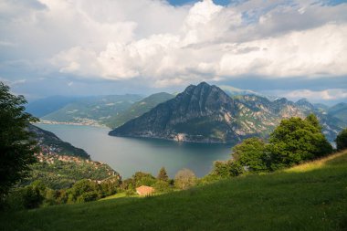 Güneşli bir günde Iseo Gölü ve Corna Trentapassi Dağı 'ndaki panorama. Bergamo, Lombardy, İtalya.