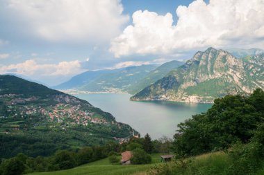 Güneşli bir günde Iseo Gölü ve Corna Trentapassi Dağı 'ndaki panorama. Bergamo, Lombardy, İtalya.