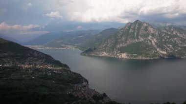 Güneşli bir günde Iseo Gölü ve Corna Trentapassi Dağı 'nda insansız hava aracı manzarası. Bergamo, Lombardy, İtalya.