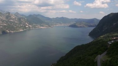 Iseo Gölü 'ndeki hava manzarası ve güneşli bir günde etrafındaki dağlar. Bergamo, Lombardy, İtalya.