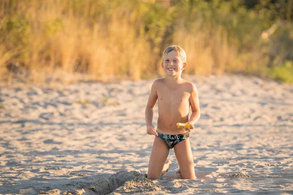 Menino Loiro Brincando Com Pequeno Brinquedo Colorido Areia Plástico Praia Imagens Royalty-Free