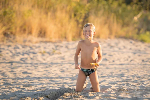 Menino Loiro Brincando Com Pequeno Brinquedo Colorido Areia Plástico Praia Imagens De Bancos De Imagens Sem Royalties