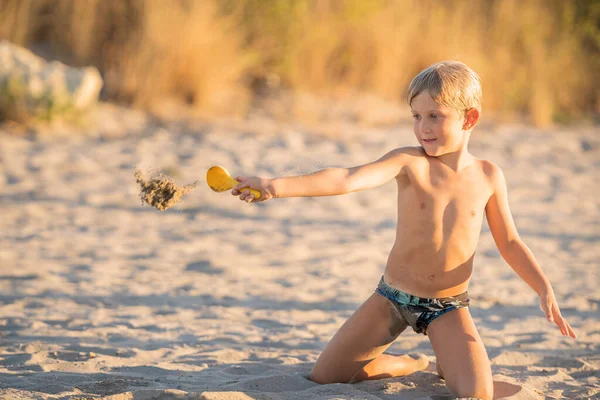 Menino Loiro Brincando Com Pequeno Brinquedo Colorido Areia Plástico Praia Imagem De Stock