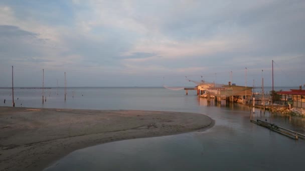 日没の河口の海岸にある釣り小屋の空中ビュー イタリアの釣りマシン Trabucco と呼ばれる ダンテ ラヴェンナComacchio渓谷の近く — ストック動画