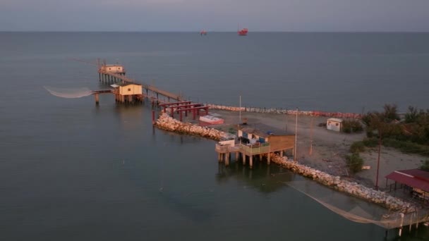 Gün Batımında Nehir Kıyısındaki Balıkçı Kulübelerinin Hava Manzarası Trabucco Denen — Stok video