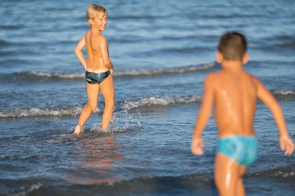 Dois Meninos Divertindo Água Crianças Felizes Desfrutando Resort Praia Férias Fotos De Bancos De Imagens