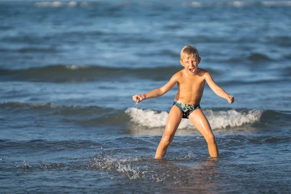 Menino Feliz Gritando Costa Criança Desfrutando Verão Ativo Férias Resort Imagem De Stock