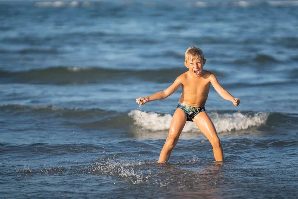 Glad Liten Pojke Ropar Stranden Barn Njuter Aktiv Sommar Semester Stockbild