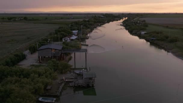 Gün Batımında Nehir Kıyısındaki Balıkçı Kulübelerinin Hava Manzarası Trabucco Lido — Stok video