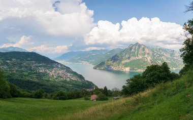 Güneşli bir günde Iseo Gölü ve Corna Trentapassi Dağı 'ndaki panorama. Bergamo, Lombardy, İtalya.