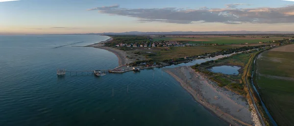 Gün Batımında Nehir Kıyısındaki Balıkçı Kulübelerinin Hava Manzarası Trabucco Lido — Stok fotoğraf