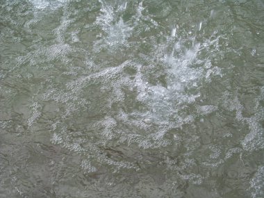 Çeşmede kabarcıklar ve su damlaları