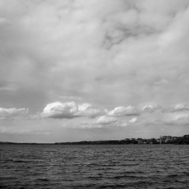 Güzel beyaz bulutlar ve mavi gökyüzü siyah beyaz bir fotoğrafta