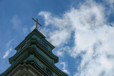 Mavi gökyüzü ve gri bulutlar güzel havada ormandaki ağaçların arka planında
