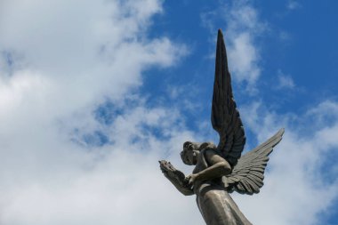 Mavi gökyüzü ve gri bulutlar güzel havada ormandaki ağaçların arka planında