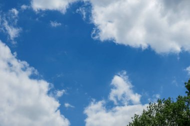 Güzel mavi yaz gökyüzü ve güneşli bir günde beyaz bulutlar