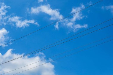 Harika yaz havasında mavi gökyüzü ve beyaz bulutlar