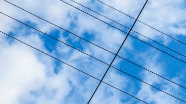 Güzel mavi gökyüzü ve beyaz bulutlar