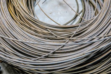 Zemindeki atölyede paslı bir tel izi var.