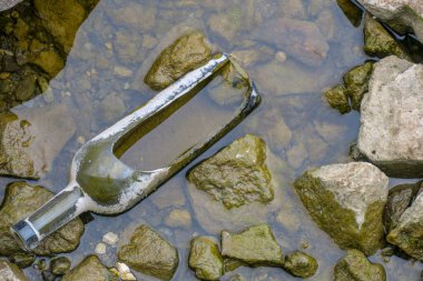 Suyun içindeki boş cam şişe.