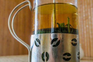 Cam kavanozda demlenmiş yeşil çay.