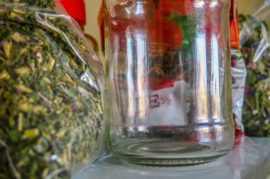 Mutfakta cam kavanoz ve yeşil çay var.