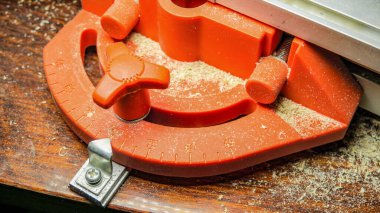 Dairesel testere üzerinde metal ve plastik klemp