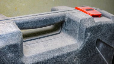 Eski kirli plastik alet çantası.