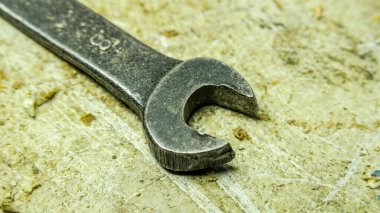 Atölyedeki eski metal soket anahtarı