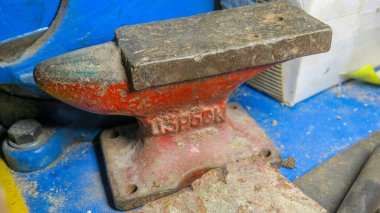 Eski Sovyet metal örsü atölyede.