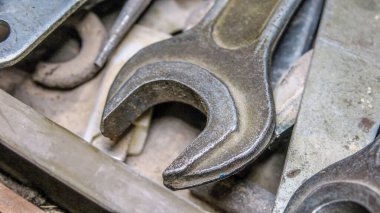 Atölyedeki eski metal soket anahtarı