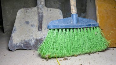Toz temizleme için yeşil inşaat süpürgesi