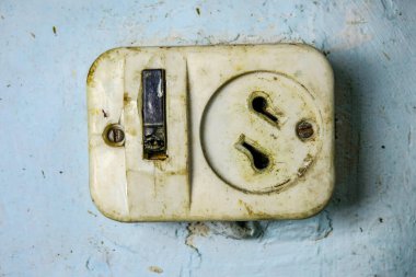 Duvarda eski Sovyet kolyesi