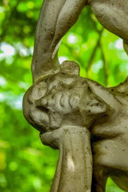 Bir atletin kocasının alçı heykeli. Penceredeki heykel.