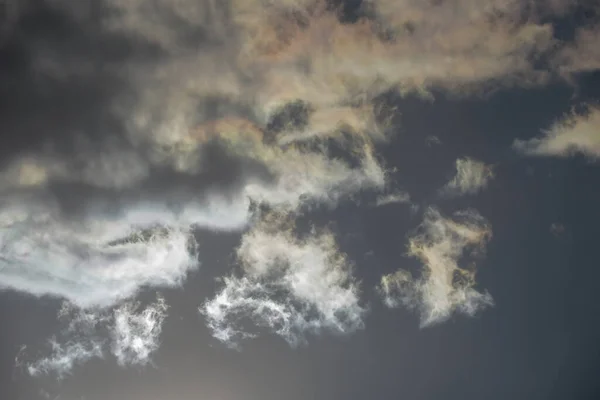 Cielo Azul Nubes Grises Buen Tiempo Sobre Fondo Árboles Bosque —  Fotos de Stock