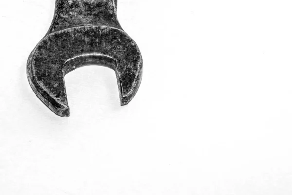 ねじ込みボルトとナットのための金属レンチ — ストック写真