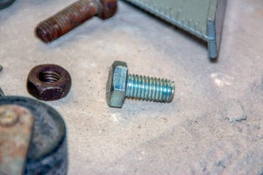 Atölyedeki masada metal cıvata.