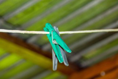 Sokakta bir dantelde renkli mandallar.