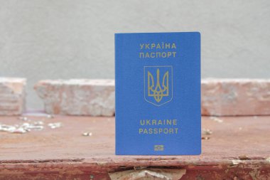 Mavi kapaklı ve sarı harfli bir Ukrayna vatandaşının pasaportu.