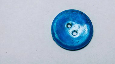 Giysiler için güzel bir düğmenin makro resmi.