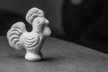 Küçük bir seramik horoz heykeli